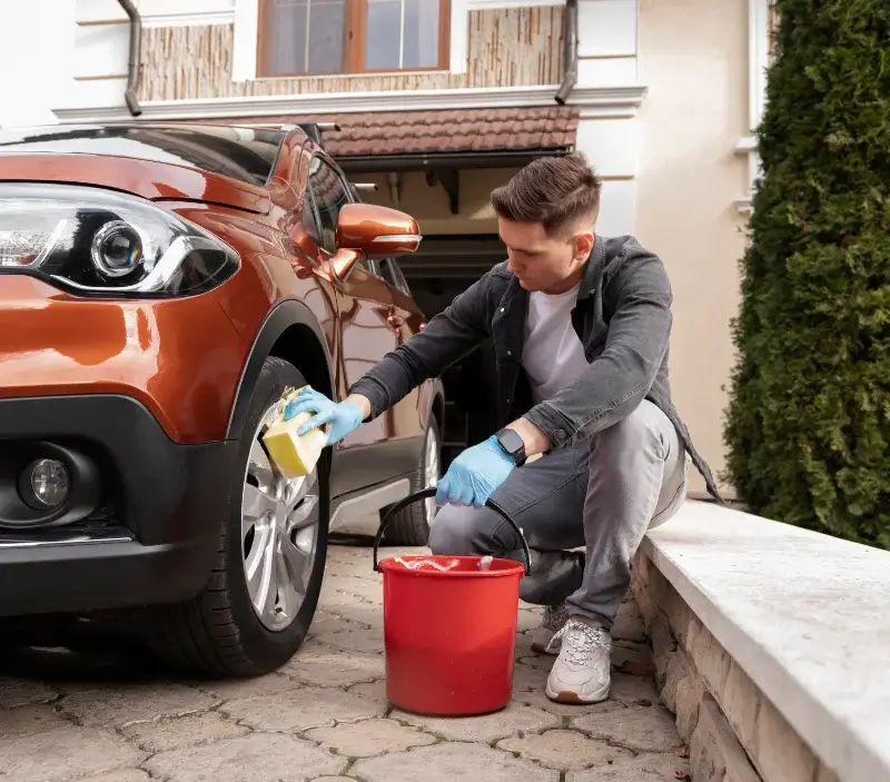Lavage auto à domicile Beaufou : professionnel intervenant sur un véhicule